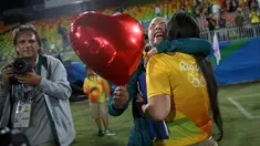 Atlet Rugby asal Brasil, Isadora Cerullo (kiri) memeluk kekasihnya, Marjorie Enya usai seremoni pemberian medali cabang olahraga rugby Olimpiade 2016 di Stadium Deodoro, Rio de Janeiro, Brasil, (8/8). (REUTERS/Alessandro Bianchi)
