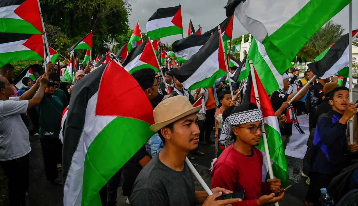 Ratusan warga dari Aliansi Rakyat Aceh Bela Palestina menggelar aksi unjuk rasa di Banda Aceh, Minggu 22 Juni 2025. (CHAIDEER MAHYUDDIN/AFP)