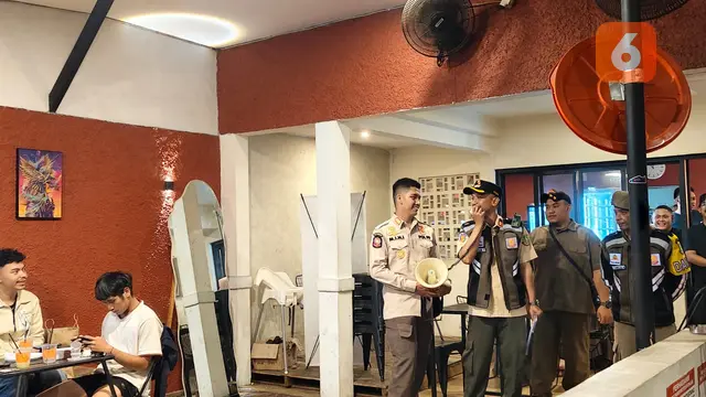 Dinas Pendidikan Provinsi Jawa Barat, KCD, Sat Pol PP Kota Sukabumi saat sidak pelajar malam hari di tempat kopi. (Liputan6.com/Istimewa).
