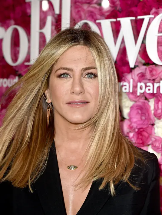 Mendengar mantan suaminya akan berpisah dengan Jolie, dukungan moril pun diberikan Jennifer untuk Pitt dan keenam anaknya. Seorang sumber melaporkan pada OK! Magazine, sebuah pesan berisi dukungan dikirim oleh Jennifer untuk Pitt. (AFP/Bintang.com)