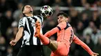 Striker Newcastle United asal Denmark, William Osula (kiri), berebut bola dengan bek Barcelona asal Spanyol, Gerard Martin, selama pertandingan leg pertama babak 16 besar Liga Champions 2025/2026 di St James' Park, Newcastle-upon-Tyne, timur laut Inggris pada Selasa 10 Maret 2026 waktu setempat atau Rabu 11 Maret 2026 dini hari WIB. Menjamu Barcelona, Newcastle United harus puas dengan hasil imbang 1-1. (Paul ELLIS/AFP)