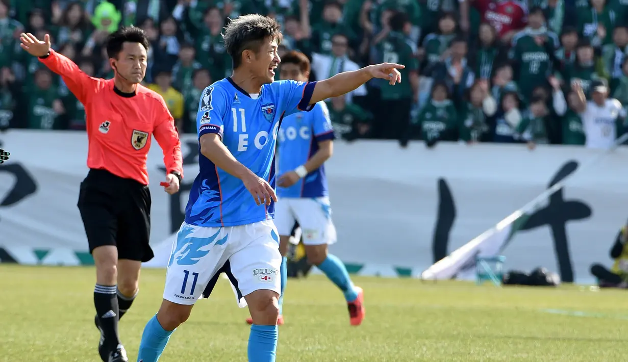 Kazuyoshi Miura yang kini berusia 56 tahun hingga kini telah tampil dalam 326 laga di J1 League dengan torehan 139 gol dan pernah sekali merebut gelar top skor pada musim 1996 bersama Verdy Kawasaki dengan raihan 23 gol. Sejak 2022/2023 ia dipinjmkan Yokohama FC ke klub kasta kedua Liga Portugal, Oliveirense dan tercatat sebagai pemain profesional tertua di dunia. (AFP/Toru Yamanaka)