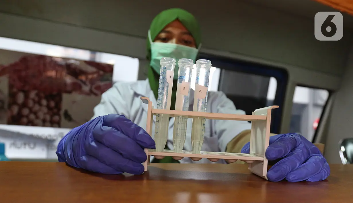 Petugas lab dari Dinas Ketahanan Pangan, Kelautan, dan Pertanian (KPKP) Provinsi DKI Jakarta saat menguji sampel di Swalayan Gelael, Pancoran, Jakarta, Senin (21/12/2020). (Liputan6.com/Herman Zakharia)