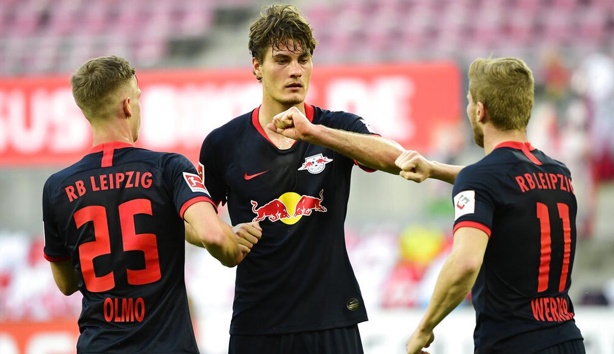 Striker RB Leipzig, Patrik Schick, melakukan selebrasi usai membobol gawang Koln pada laga Bundesliga di Stadion Rhein Energie, Senin (1/6/2020). RB Leipzig menang dengan skor 4-2. (AP/Ina Fassbender)