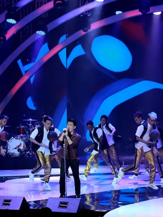 Lagu-lagu hits lawas dibawakan dengan aransemen ulang yang baru dan fresh. Bahkan dalam album barunya, Ariel memasukan delapan lagu lawas. (Adrian Putra/Bintang.com)