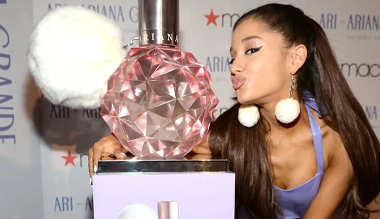 Parfum Ariana Grande memiliki wewangian yang segar dan lembut. Aroma buah segar, permen, dan bunga mask membuat penampilan wanita semakin fresh. (Instagram/Bintang.com)