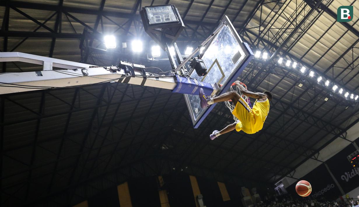 Pebasket Tangerang Hawks, Jarron Crump beraksi saat IBL All Star 2022 Dunk Contest di Hall Basket GBK, Senayan, Kamis (31/03/2022). (Bola.com/Bagaskara Lazuardi)