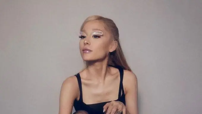 6 Potret Terbaru Ariana Grande yang Disebut Terlalu Kurus, Diduga Idap Anoreksia
