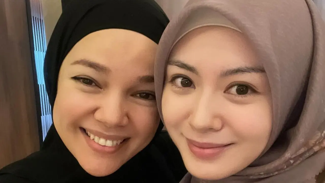 Sama-sama Mualaf, 6 Potret Kebersamaan Dewi Sandra dan Ayana Moon Ini Bikin Adem