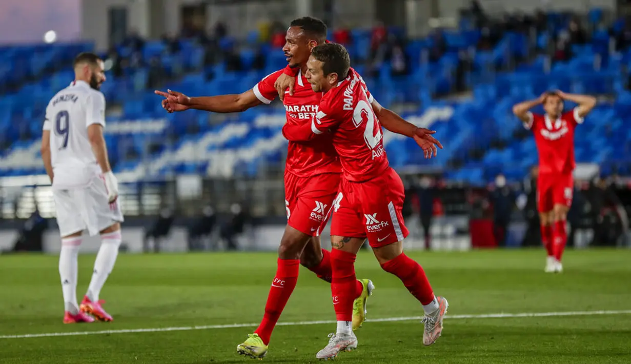 Pemain Sevilla Fernando (kedua kiri) melakukan selebrasi usai mencetak gol ke gawang Real Madrid pada pertandingan La Liga Spanyol di Alfredo di Stefano Stadium, Madrid, Spanyol, Minggu (9/5/2021). (AP Photo/Manu Fernandez)