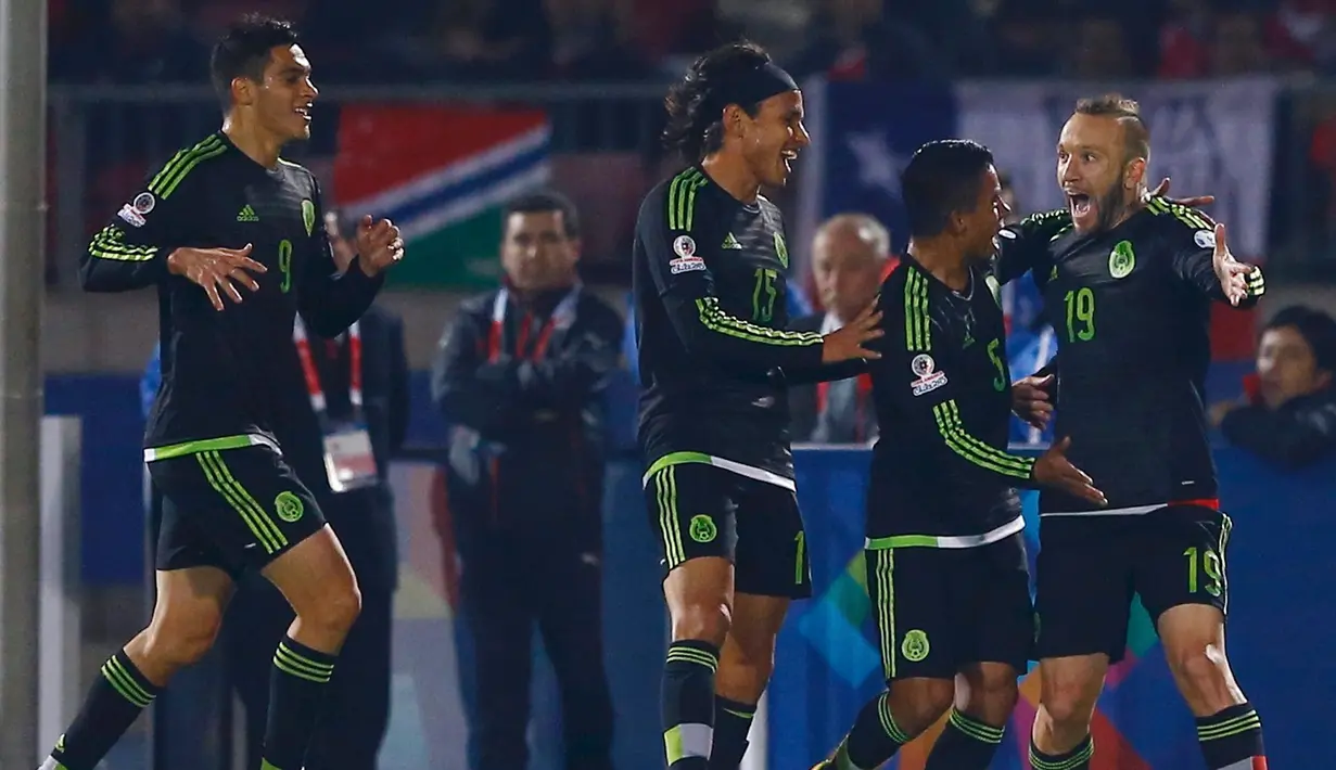 Penyerang Meksiko, Vicente Vuoso (kanan) melakukan selebrasi usai mencetak gol di pertandingan Copa America 2015 di National Stadium, Santiago, Chile, (16/6/2015). Chile bermain imbang 3-3 dengan Meksiko. (REUTERS/Carlos Garcia Rawlins)