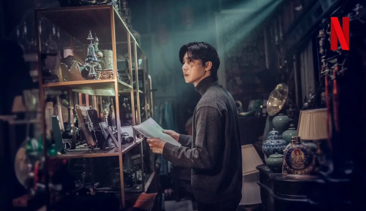 Dalam adegan pasca-kredit dari episode terakhir musim 1, seorang pria bernama Ho Jae berbalik, memperlihatkan wajahnya yang mirip dengan Jang Tae Sang, kepala Geumokdang. Bekas luka vertikal di belakang lehernya menimbulkan pertanyaan tentang cerita seperti apa yang dimilikinya. (Foto: Netflix)