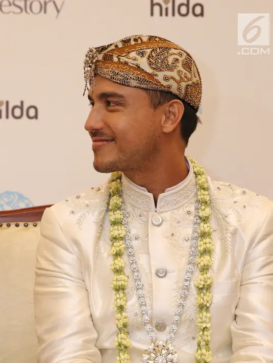 Hamish Daud Wyllie tersenyum saat jumpa pers usai melangsungkan akad nikah di Ayana MidPlaza, Jakarta, Minggu (3/9). Raisa dan Hamish resmi menjadi pasangan suami istri pada 3 september 2017. (Liputan6.com/Herman Zakharia)