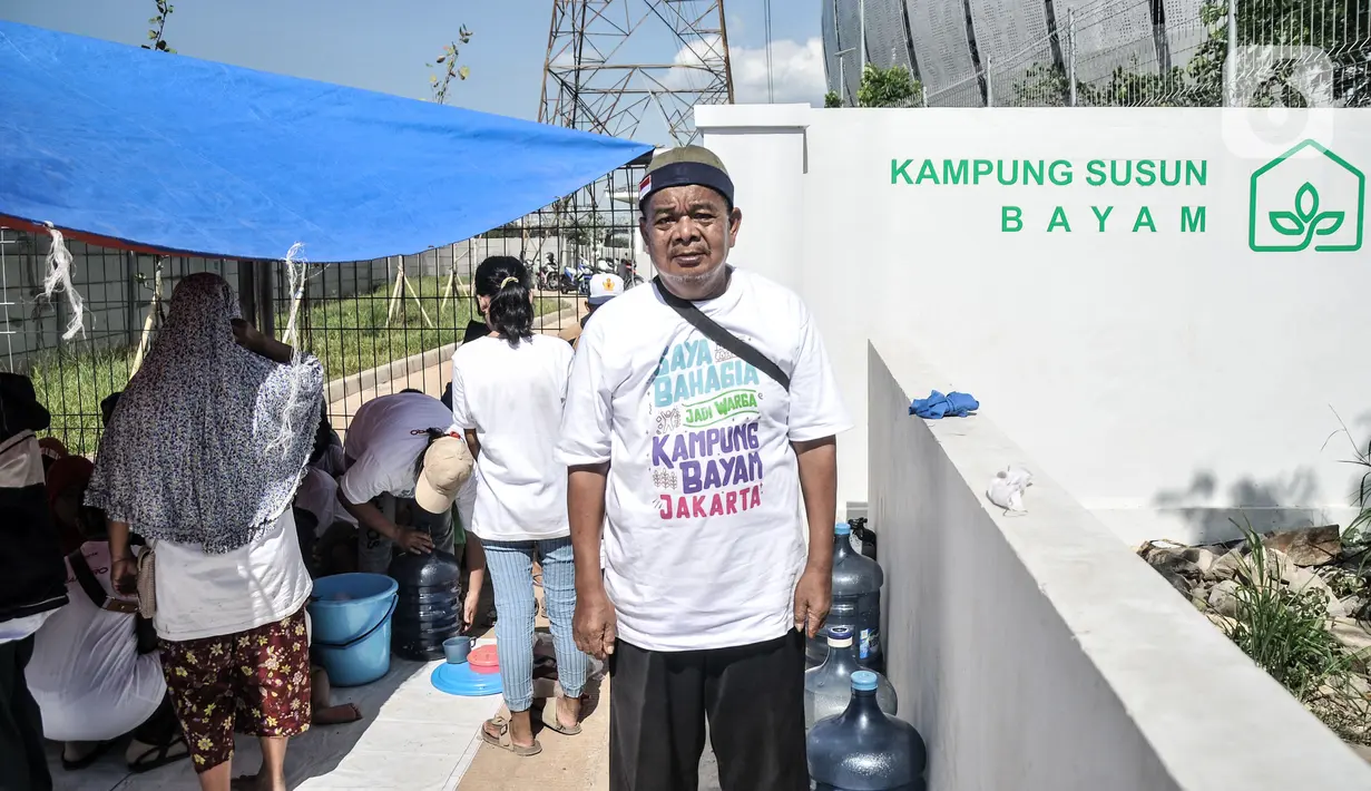 Warga saat berunjuk rasa di depan gerbang Kampung Susun Bayam, Jakarta Utara, Senin (21/11/2022). Berdasarkan kesepakatan, seharusnya warga sudah mulai bisa menempati hunian pada 20 November 2022 kemarin. (merdeka.com/Iqbal S. Nugroho)