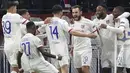 Para pemain Lyon merayakan gol yang dicetak oleh Lucas Tousart ke gawang Juventus pada laga Liga Champions di Stadion Parc Olympique Lyonnais, Kamis (27/2/2020). Lyon menang 1-0 atas Juventus. (AP/Laurent Cipriani)