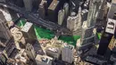 Pemandangan dari sungai Chicago, AS yang berubah warna menjadi hijau, 11 Maret 2017. Hijaunya warna sungai tersebut sebenarnya berasal dari cairan pewarna khusus untuk perayaan St. Patrick's Day. (Lee Hogan/Chicago Sun-Times via AP)