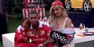 Tyga dan Kylie Jenner kini sudah tak bersama lagi. Keduanya sudah putus dan melanjutkan kehidupannya masing-masing. Namun sepertinya bukan hal yang mudah bagi Tyga, ia merasa sulit berpisah dari Kylie. (Instagram/kyliezzlesnapchat)