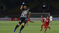 Selebrasi kiper Andritany Ardhiyasa dan para pemain Persija Jakarta usai memenangkan adu penalti 4-3 atas PSM Makassar dalam laga leg kedua semifinal Piala Menpora 2021 di Stadion Manahan, Solo, Minggu (18/4/2021). (Bola.com/Ikhwan Yanuar)