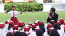 Seorang siswi menari didepan Presiden Jokowi dan pelajar lainnya di halaman tengah Istana, Jakarta, Rabu (17/5). Dalam kegiatan ini Jokowi mendongeng untuk anak-anak dengan cerita 'Lutung Kasarung'. (Liputan6.com/Angga Yuniar)