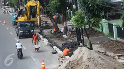Para pekerja menyelesaikan penataan trotoar di kawasan Matraman, Jakarta, Rabu (9/11). Dinas Bina Marga DKI menyatakan penataan 39 titik trotoar telah mencapai 70 persen dan ditargetkan selesai pertengahan Desember 2016. (Liputan6.com/Immanuel Antonius)