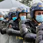 Polisi latihan simulasi antiterorisme dengan skenario insiden pengeboman di Quezon City, Filipina, 15 Desember 2020. Kepolisian Nasional Filipina menggelar latihan untuk menunjukkan kemampuan dalam memastikan keselamatan masyarakat pada musim liburan mendatang. (Xinhua/Rouelle Umali)
