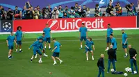 Pemain Real Madrid melakukan sesi latihan menjelang final Liga Champions di NSC Olimpiyskiy Stadium, Kiev, Jumat (25/5). Final Liga Champions musi ini akan mempertemukan raksasa Spanyol, Real Madrid melawan wakil Inggris, Liverpool. (AP/Darko Vojinovic)