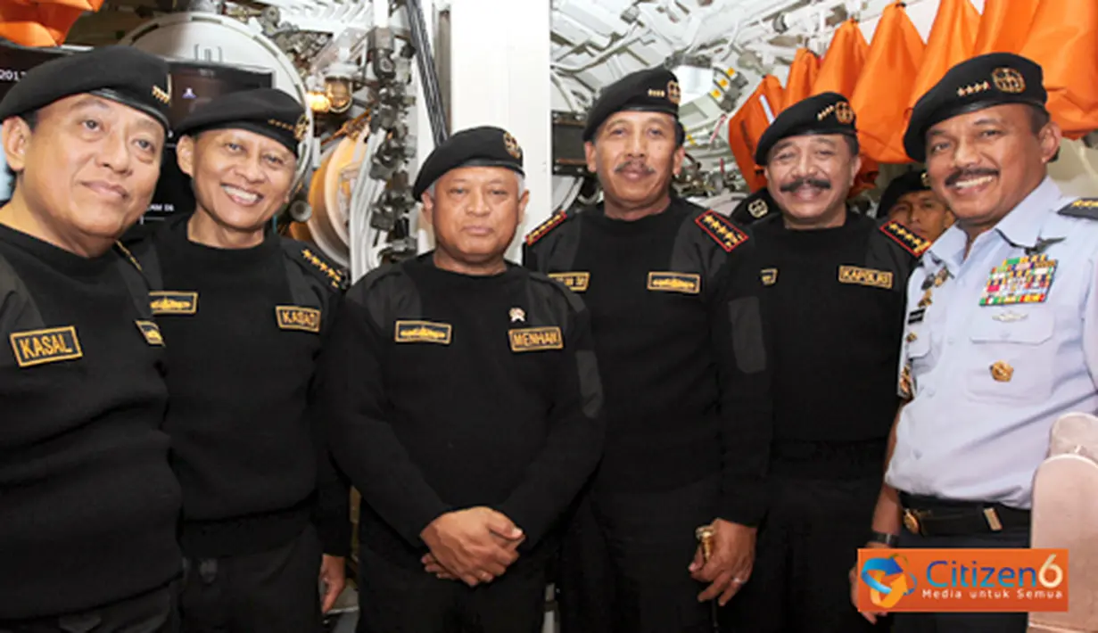 Citizen6, Banten: Hingga saat ini, warga kehormatan kapal selam telah mencapai 116 orang termasuk Panglima TNI dan Kasau yang telah menerima Brevet Hiu Kencana. (Pengirim: Badarudin Bakri)