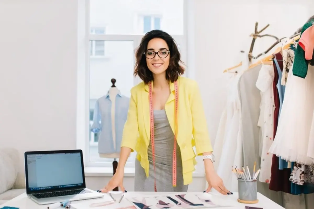 4 Cara Menghadapi Persaingan Bisnis Fashion Agar Merek Lebih Menonjol (Foto dok : Freepik/lookstudio)