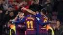 Pemain Barcelona merayakan gol pertama yang dicetak Ousmane Dembele pada laga lanjutan La Liga yang berlangsung di stadion Camp Nou, Minggu (20/1). Barcelona menang 3-1 atas Leganes. (AFP/Josep Lago)