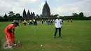 Peserta mengikuti Turnamen Gateball Prambanan Open 2 di Candi Prambanan, Yogyakarta, (7/5/2016). Gateball sendiri merupakan salah satu olahraga yang ada di Indonesia pada tahun 1995 dan Bali merupakan daerah pertama yang mengenalkannya.(Boy Harjanto)