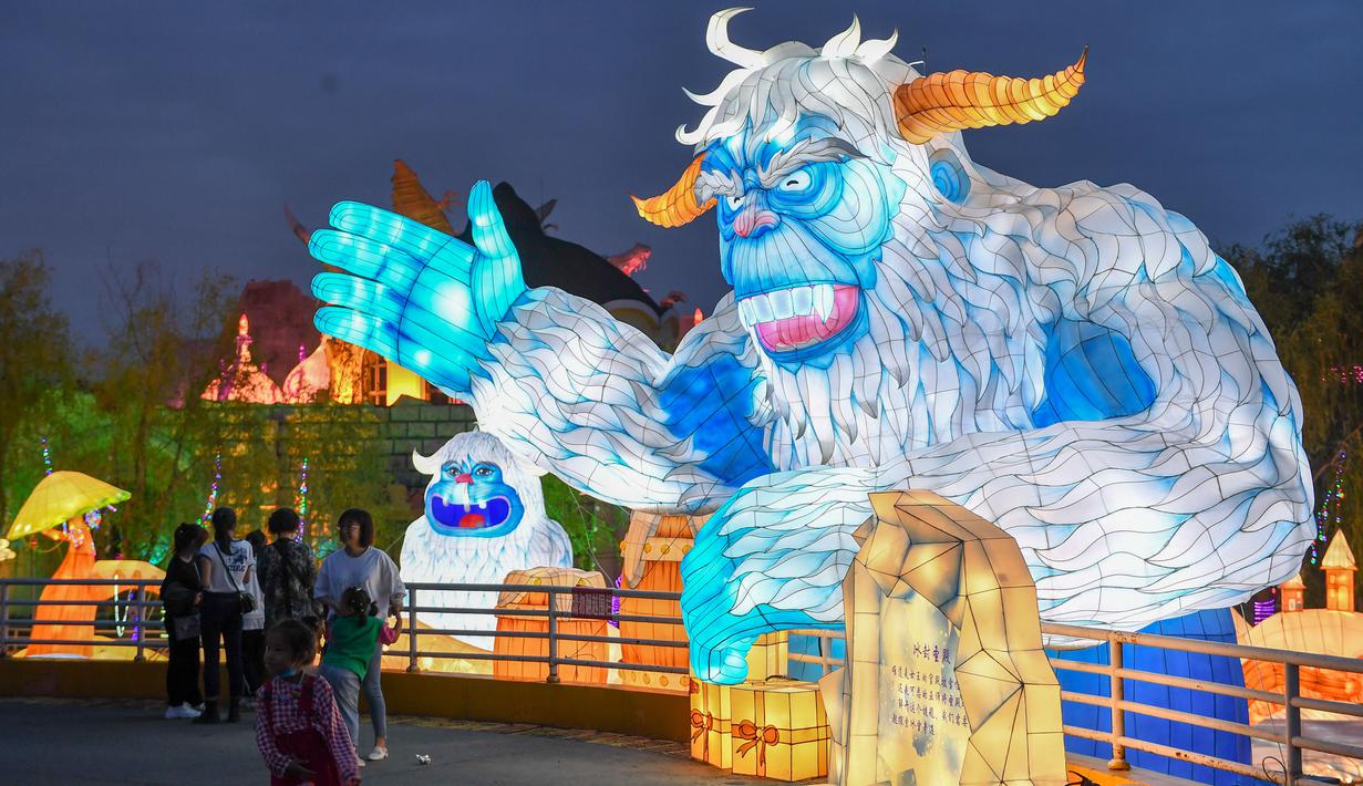  FOTO Warna warni  Lentera Hiasi Festival Perahu Naga 