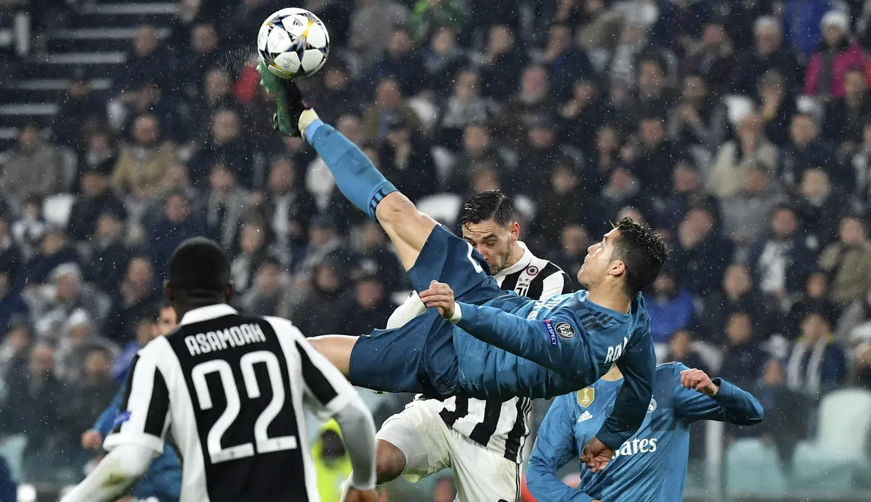 Bintang Real Madrid, Cristiano Ronaldo, melakukan tendangan salto saat melawan Juventus pada laga Liga Champions di Stadion Allianz, Turin, Selasa (3/4/2018). Juventus kalah 0-3 dari Real Madrid. (AFP/Alberto Pizzoli)