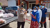 Kapolsek Ciwandan, AKP Ali Rahman, Berikan Bantuan Beras Ke Warga Terdampak Covid-19 Di Kota Cilegon, Banten. (Senin, 29/03/2021). (Dokumentasi Polsek Ciwandan).