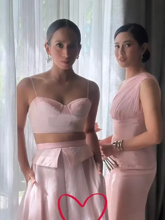 Dian Sastro tampil cantik mengenakan one shoulder dress beraksen drapery warna baby pink dari Sapto Djojokartiko. [Foto: IG/therealdisastr].