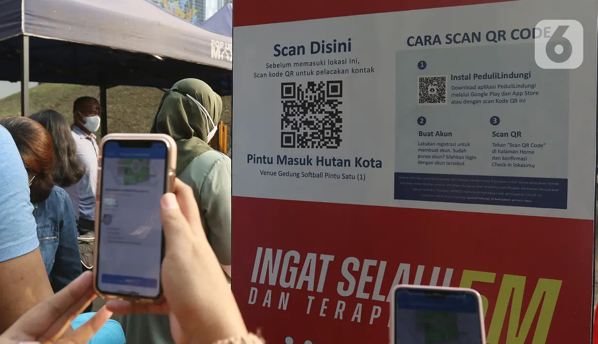 Warga melakukan scan QR code melalui aplikasi PeduliLindungi di Hutan Kota Gelora Bung Karno (GBK), Jakarta, Minggu (17/10/2021). Hutan Kota mulai dibuka secara umum dengan memberlakukan pembatasan sebanyak 150 orang dengan batas waktu satu jam kunjungan. (Liputan6.com/Herman Zakharia)
