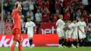 Gelandang Real Madrid, Gareth Bale terlihat kecewa setelah striker Sevilla Andre Silva mencetak gol pada pertandingan lanjutan La Liga Spanyol di stadion Sanchez Pizjuan (26/9). Sevilla mengalahkan Madrid dengan skor 3-0. (AFP Photo/Cristina Quicler)