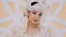 Penampilan Dinda Kirana dalam 'pernikahan' di sinetron ini tampak begitu totalitas. Tak hanya memakai kebaya putih saja, namun dirinya tampak menggunakan siger pengantin Jawa lengkap dengan ronce melati. (Liputan6.com/IG/@dindakirana.s)