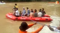 Rumah Terendam, Warga Serang Mengungsi ke Jalan Tol