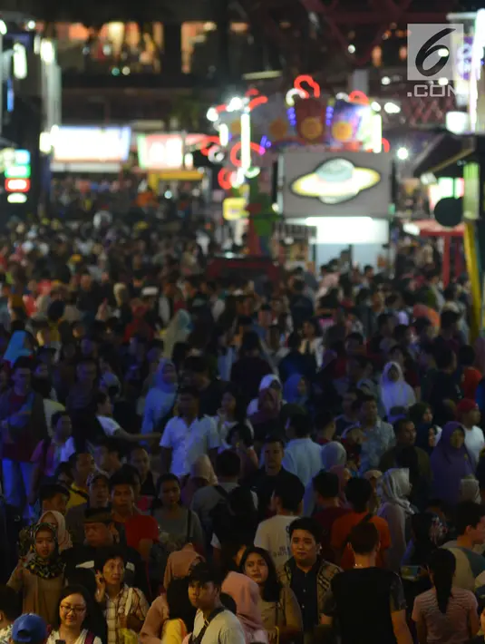 Pengunjung memadati lorong-lorong gerai dalam Jakarta Fair atau Pekan Raya Jakarta 2019 di JIExpo Kemayoran, Jakarta, Jumat (7/6/2019). Tahun ini, Jakarta Fair 2019, digelar bertepatan dengan perayaan idul fitri untuk seluruh umat Islam. (merdeka.com/Imam Buhori)