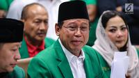 Ketum PPP Djan Faridz menangis saat memberikan penjelasan dalam konferensi pers di DPP PPP, Jakarta, Kamis (20/7). Djan meminta seluruh kader dan simpatisan PPP di seluruh Indonesia untuk bersabar menunggu keputusan hukum. (Liputan6.com/Faizal Fanani)