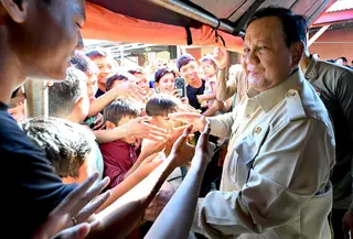 Presiden Prabowo Subianto mengunjungi posko pengungsian korban terdampak banjir di Padang Pariaman, Sumatra Barat, Senin (1/12/2025) (Biro Pers Istana)