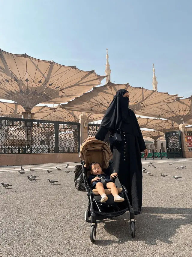 Paula Verhoeven saat jalani umrah (Instagram/paula_verhoeven)