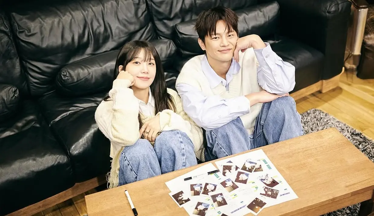 Dalam foto teaser, Seo In Guk dan Jung Eun Ji tampil dengan konsep yang sangat selaras dengan judul lagu, yaitu 'Couple'. Keduanya terlihat serasi mengenakan pakaian rajut dan celana jeans, duduk berdampingan di sofa sambil tersenyum hangat. (Liputan6.com/IG/@epmusic.official)