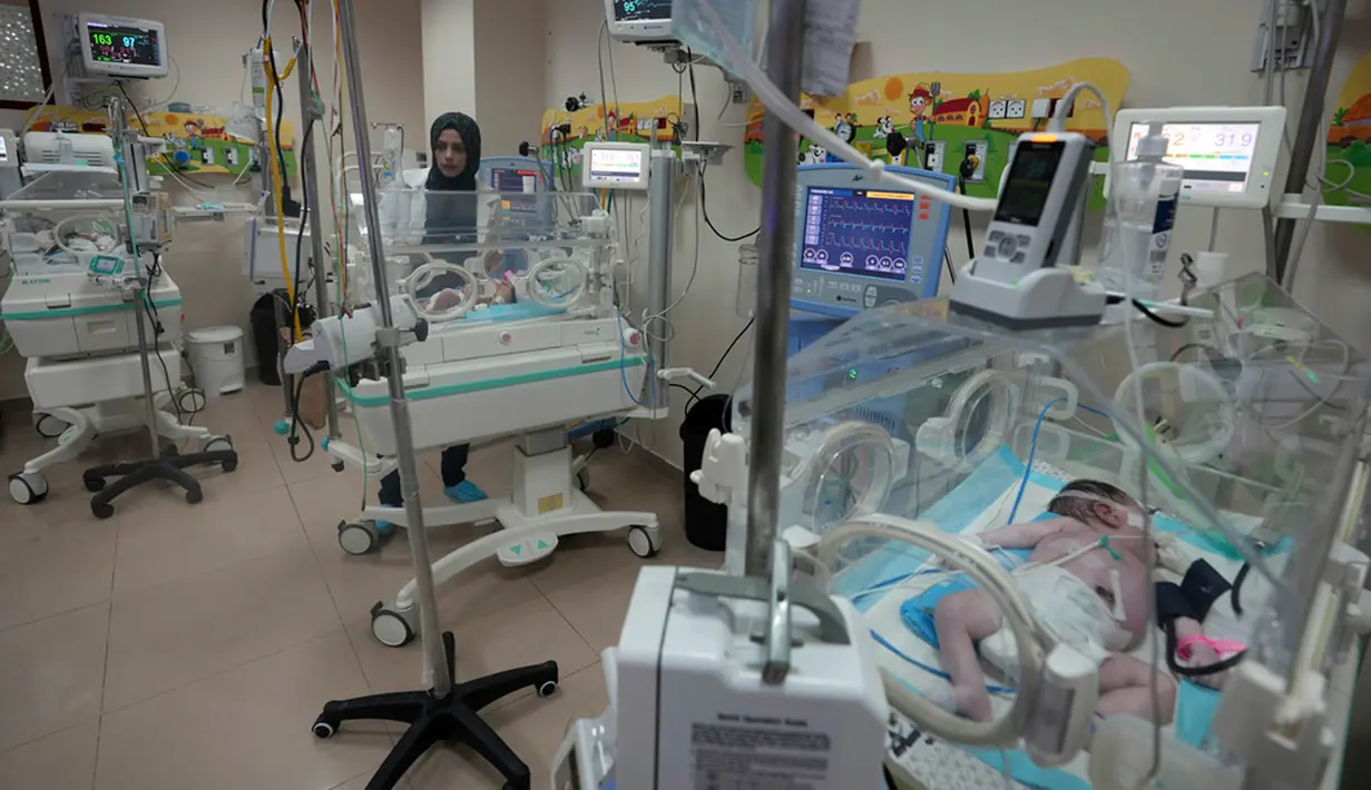 <p>Dokter Palestina merawat bayi yang lahir prematur di Rumah Sakit Al Aqsa, Deir el-Balah, Jalur Gaza, Minggu (22/10/2023). (AP Photo/Adel Hana)</p>