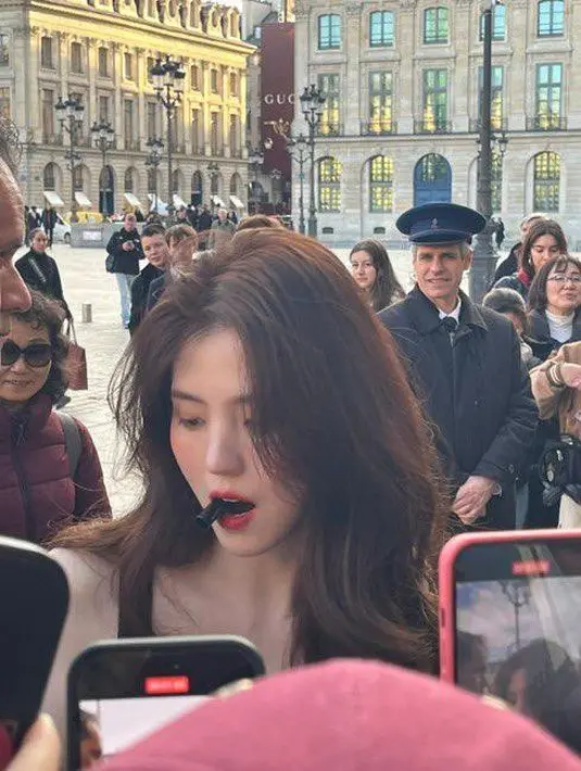 Potret wajah asli Han So Hee hasil tangkapan kamera ponsel penggemar sukses banjir pujian. Beberapa netizen menyebut bahwa visual Han So Hee tersebut tidak masuk akal hingga bak keluar dari manhwa. Bagaimana menurutmu, Sahabat Fimela?  [Foto:X]