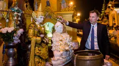 Menteri Luar Negeri Inggris, Jeremy Hunt menuangkan air ke patung Buddha ketika mengunjungi Pagoda Shwedagon di Yangon, Myanmar. Rabu (19/9). Hunt tiba di Myanmar untuk mengunjungi pusat krisis Rohingya dan menemui Aung San Suu Kyi. (AP/ Ye Aung Thu)