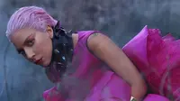 Lady Gaga Tidak Bisa Bergerak Gara-Gara Sebuah Gaun Merah Muda