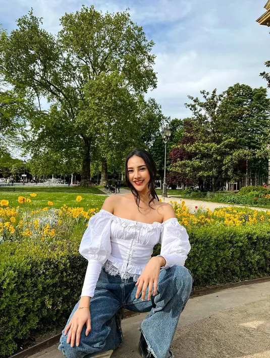 <p>Santai dengan sabrina top dan wide leg jeans seperti Anya. (Instagram @anyageraldine)</p>