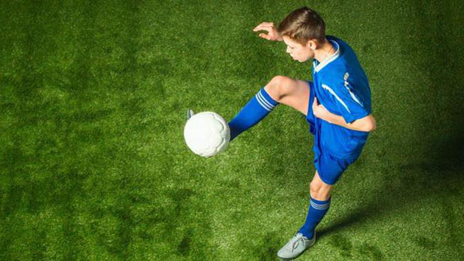 Mewarnai Gambar Anak Bermain Sepak Bola : 15+ Trend Terbaru Mewarnai ...
