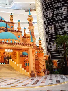 Tak sekadar dekorasi, The Sacred Ascent menjadi simbol perjalanan batin, tentang naik, bertumbuh, dan mendekatkan diri pada makna yang lebih dalam. [Dok/Senayan City]